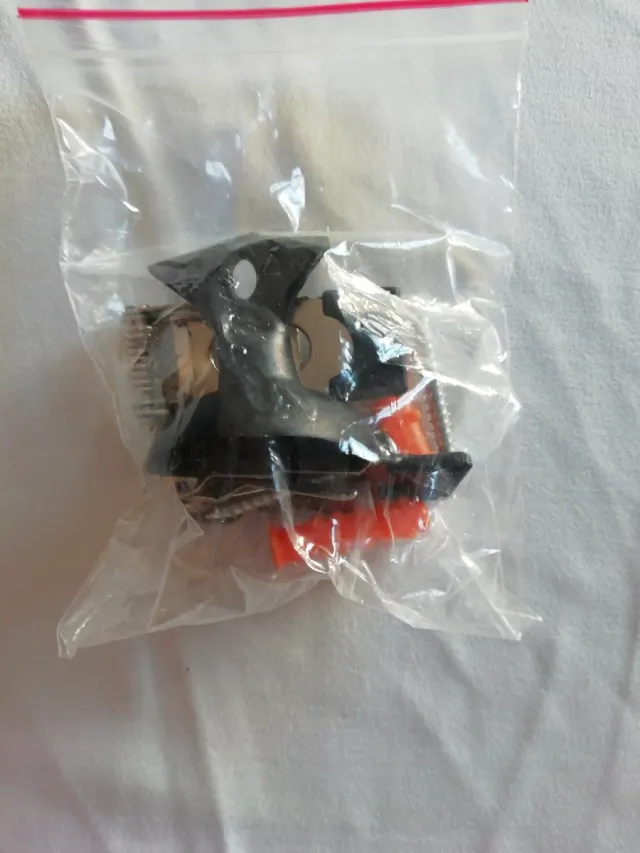 Foco de techo plateado y blanco