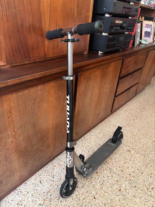 Patinete infantil negro.