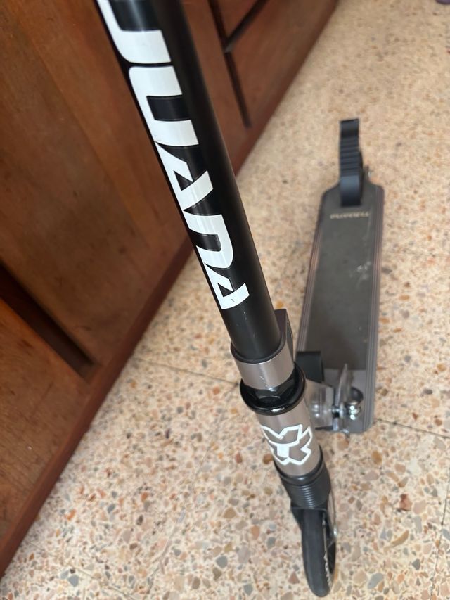 Patinete infantil negro.