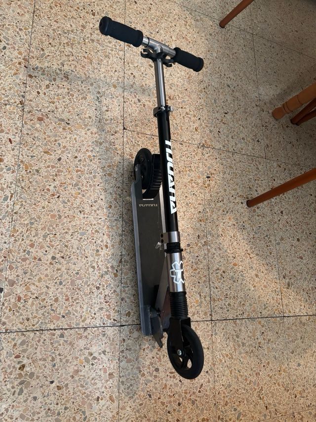 Patinete infantil negro.