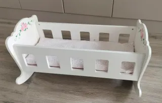 Cuna de muñecas blanca con rosas
