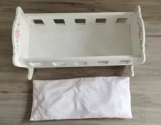 Cuna de muñecas blanca con rosas