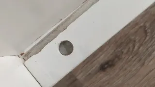 Cuna de muñecas blanca con rosas