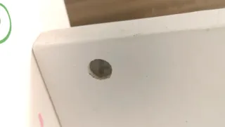 Cuna de muñecas blanca con rosas