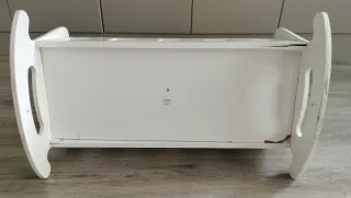 Cuna de muñecas blanca con rosas