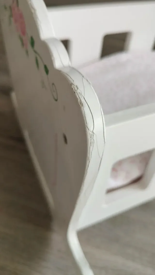 Cuna de muñecas blanca con rosas