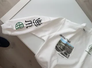 Sudadera blanca con estampado. Chico.