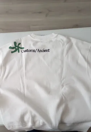 Sudadera blanca con estampado. Chico.