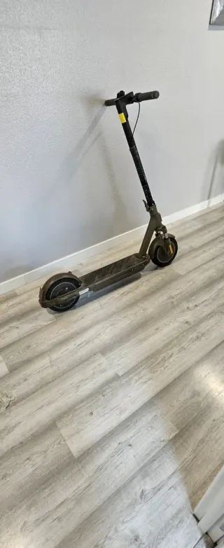 Patinete eléctrico gris