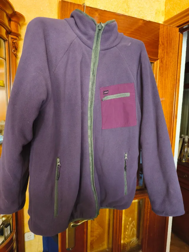 Chaqueta polar morada con cremallera que da mucha