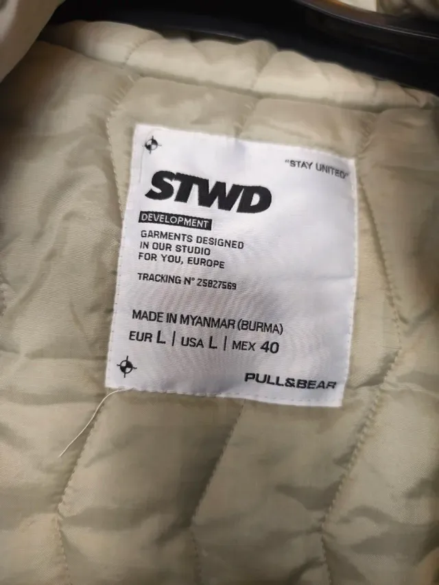 Chaqueta polar morada con cremallera que da mucha