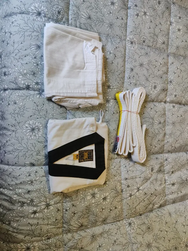 Kimono Taekwondo con dos cinturones.