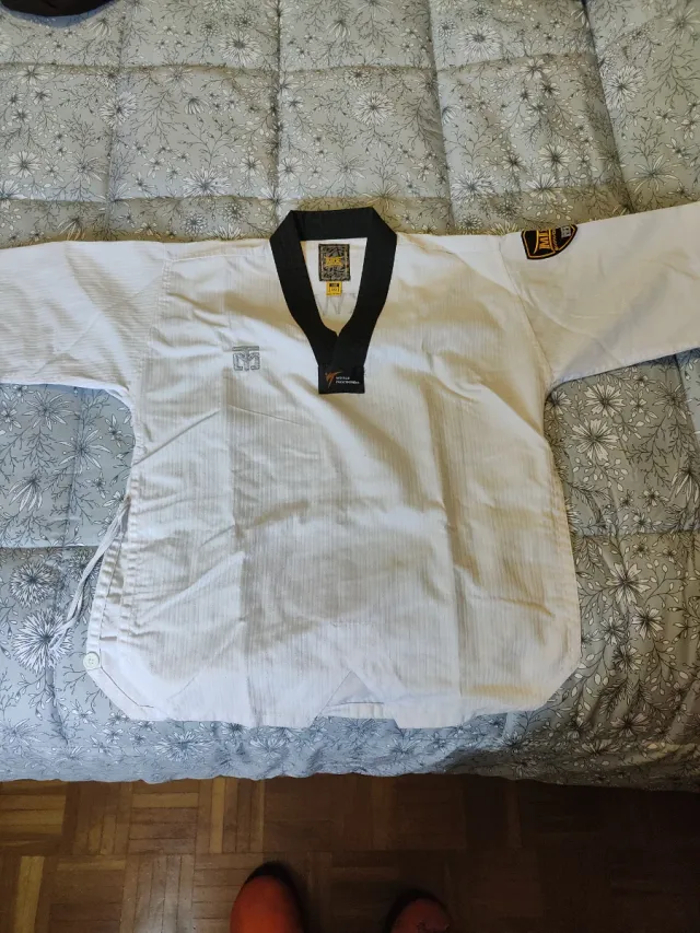 Kimono Taekwondo con dos cinturones.