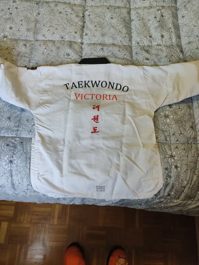Kimono Taekwondo con dos cinturones.