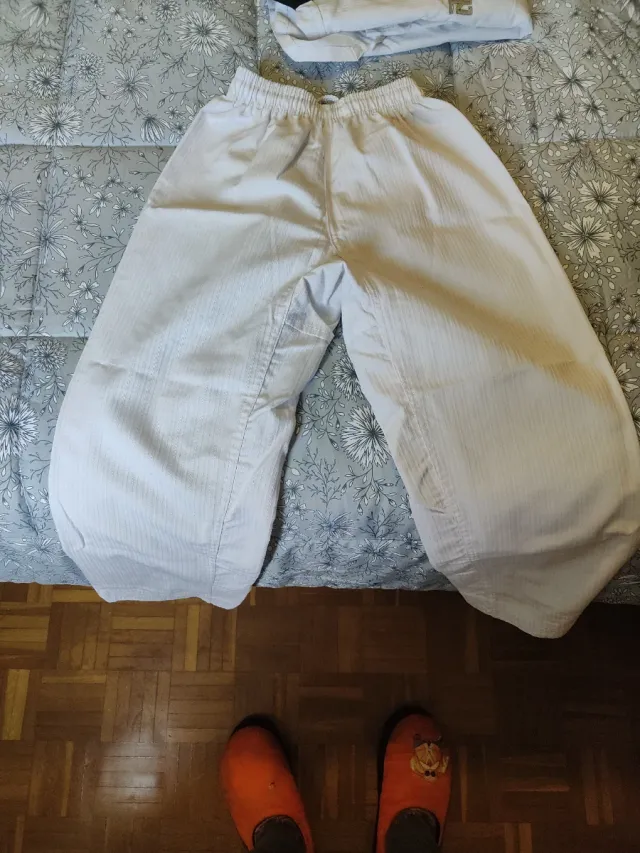 Kimono Taekwondo con dos cinturones.