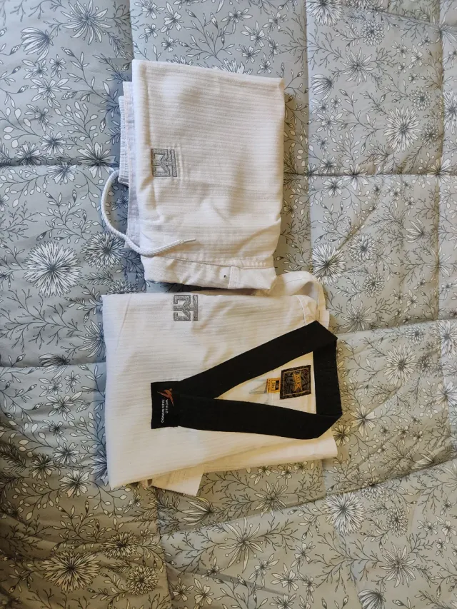 Kimono Taekwondo con dos cinturones.