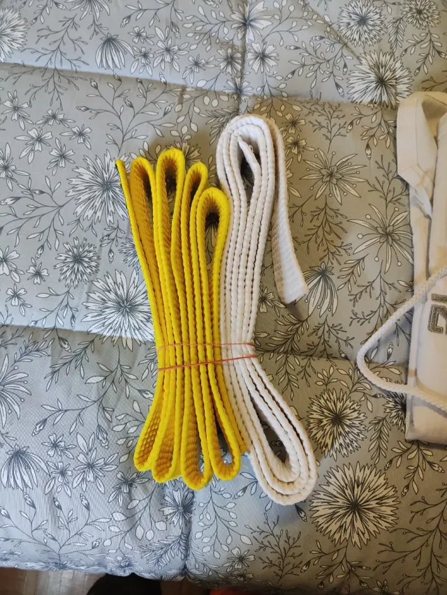 Kimono Taekwondo con dos cinturones.