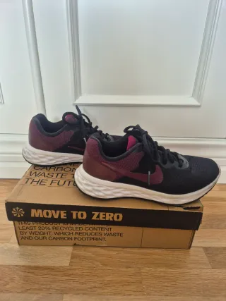 Zapatillas Nike Revolution Negro/Granate