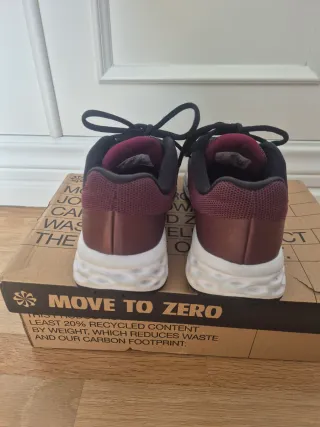 Zapatillas Nike Revolution Negro/Granate