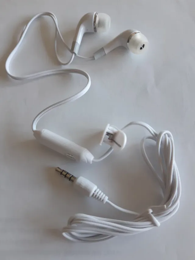 Fones de ouvido sem fio brancos novos