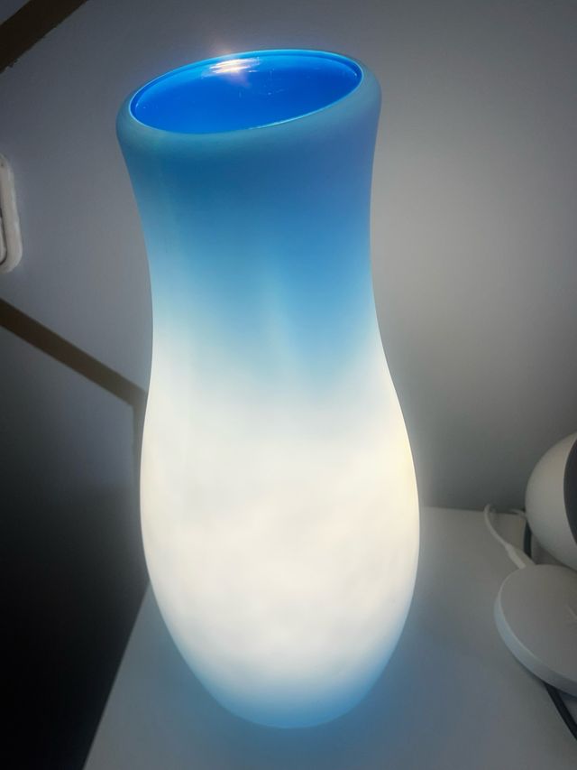 Lámpara de mesa azul y blanca