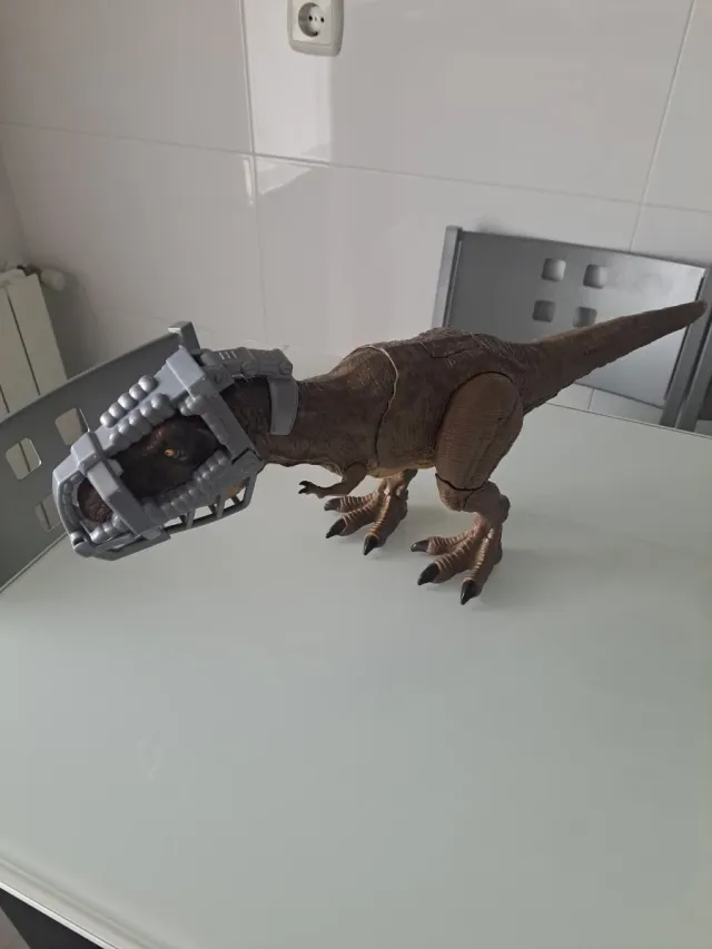 Dinosaurio con bozal de juguete