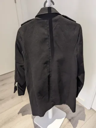 Abrigo paño negro Stradivarius