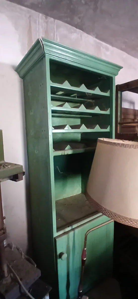 Botellero de madera verde