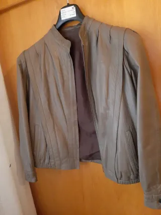 Elegante cazadora cuero mujer gris