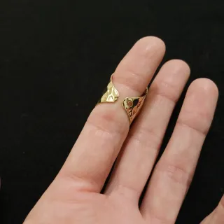 Anillo dorado con piedra negra