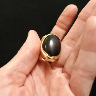 Anillo dorado con piedra negra