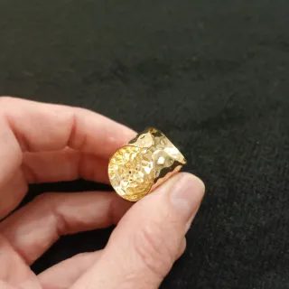 Anillo dorado con piedra negra
