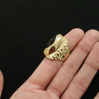 Anillo dorado con piedra negra