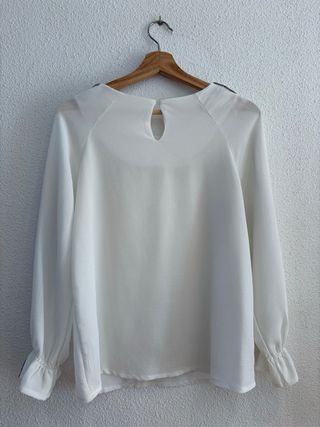 Blusa blanca con perlas