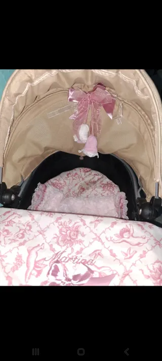 Carro de muñecas rosa y beige