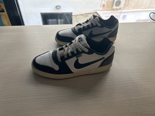 Zapatillas Nike Blancas y Negras