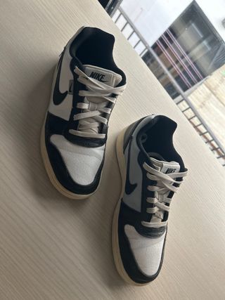 Zapatillas Nike Blancas y Negras