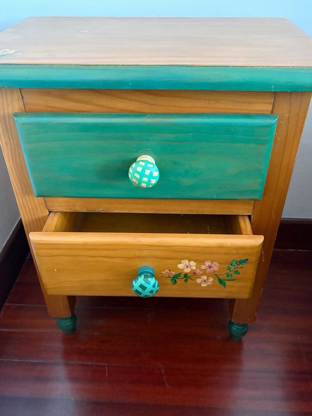 Mesita de noche pino pintada a mano