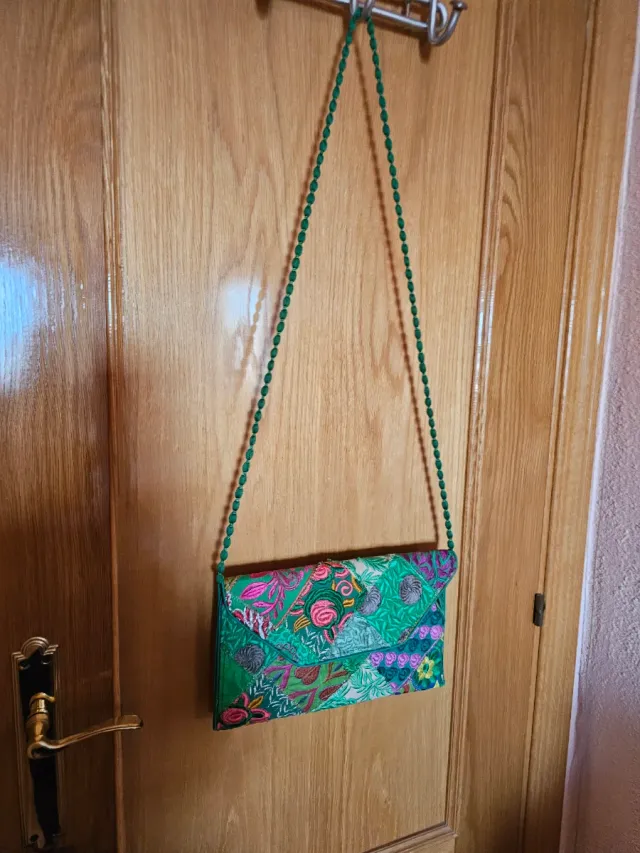 Cartera de vestir bordada