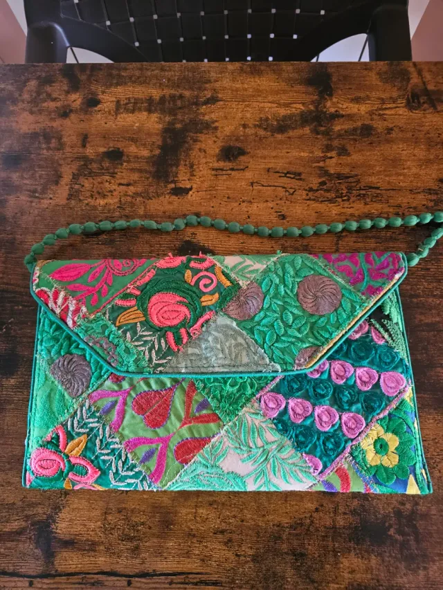 Cartera de vestir bordada