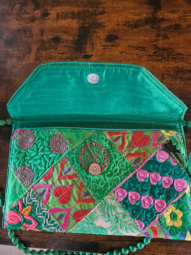 Cartera de vestir bordada