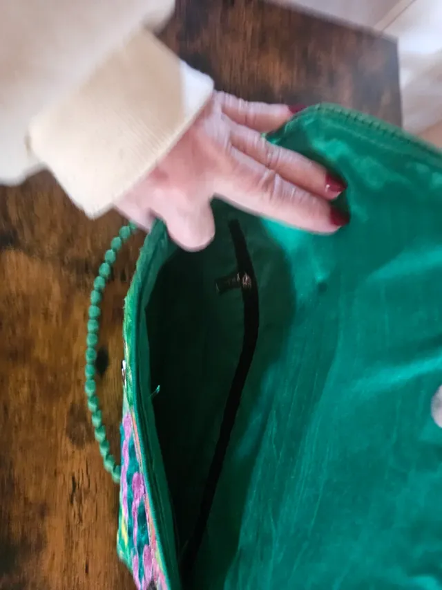 Cartera de vestir bordada