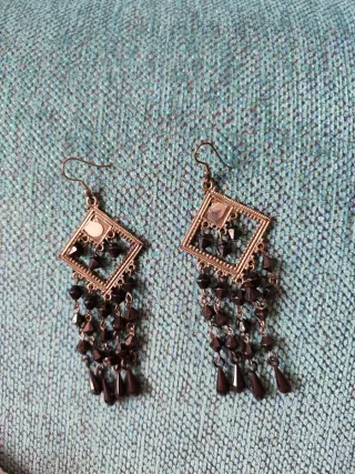 Pendientes largos plateados con cuentas negras