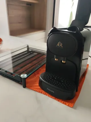 Cafetera Philips L'Or Barista + base capsulas