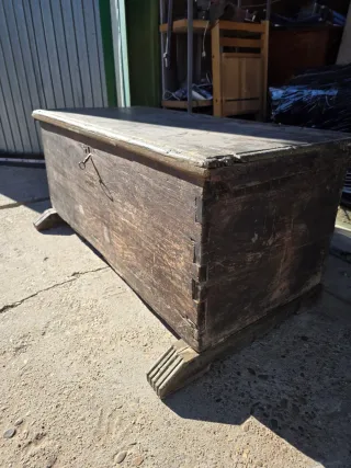 Baúl de madera muy antiguo