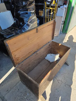 Baúl de madera muy antiguo