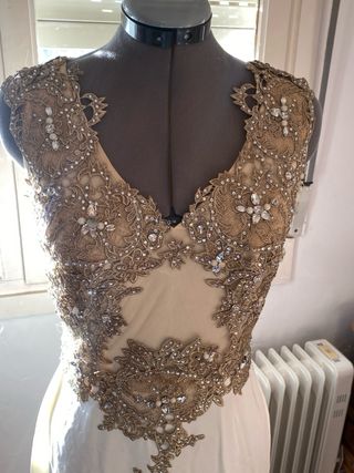 Vestido fiesta beige con pedrería talla 40