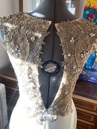 Vestido fiesta beige con pedrería talla 40