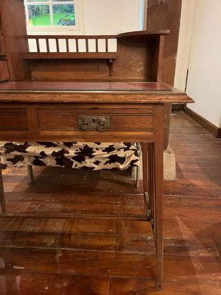 Escritorio Inglés Roble con Cristal Rojo