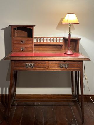 Escritorio Inglés Roble con Cristal Rojo